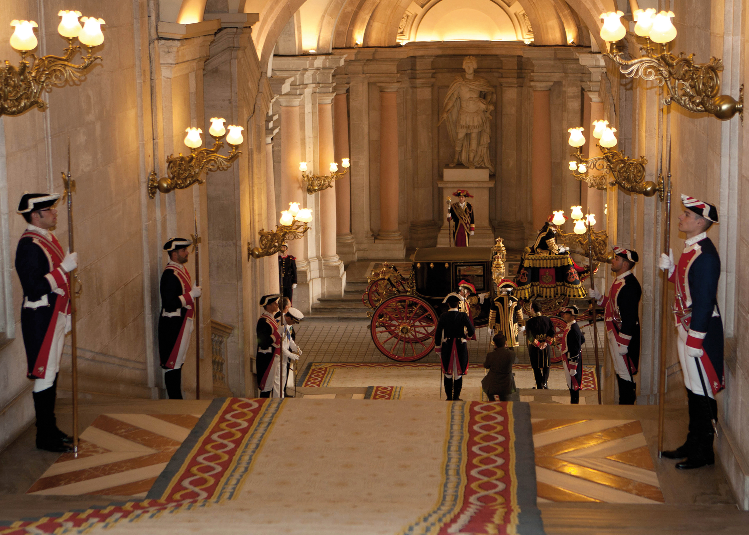 Резиденция королей на юге испании красный замок. Королевский дворец в Мадриде. Королевский дворец Palacio real Мадрид. Дворец короля Испании Сарсуэла. Королевский дворец в Мадриде внутри.