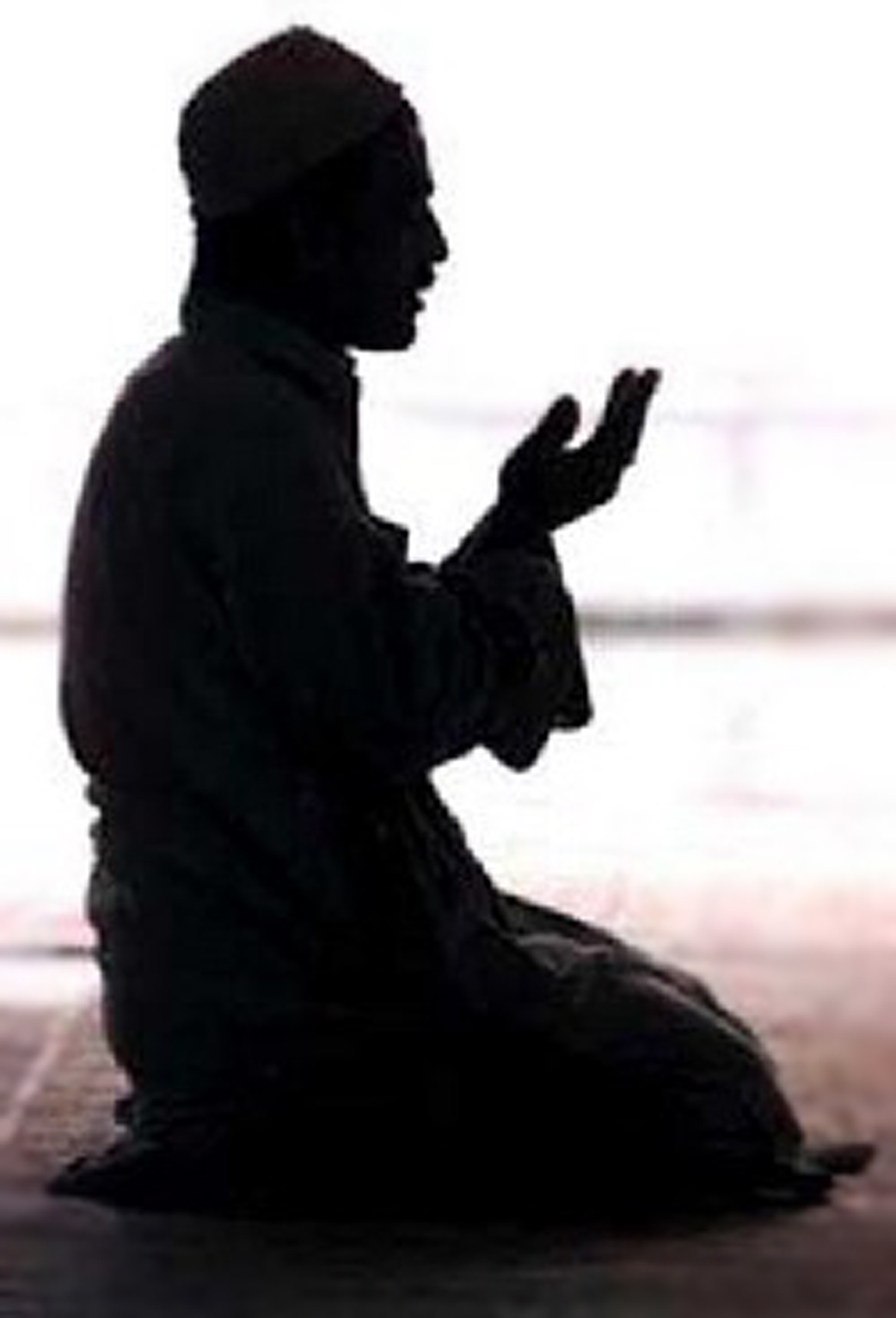 Читает намаз слушать. Мусульманин молится. Человек молится мусульманин.