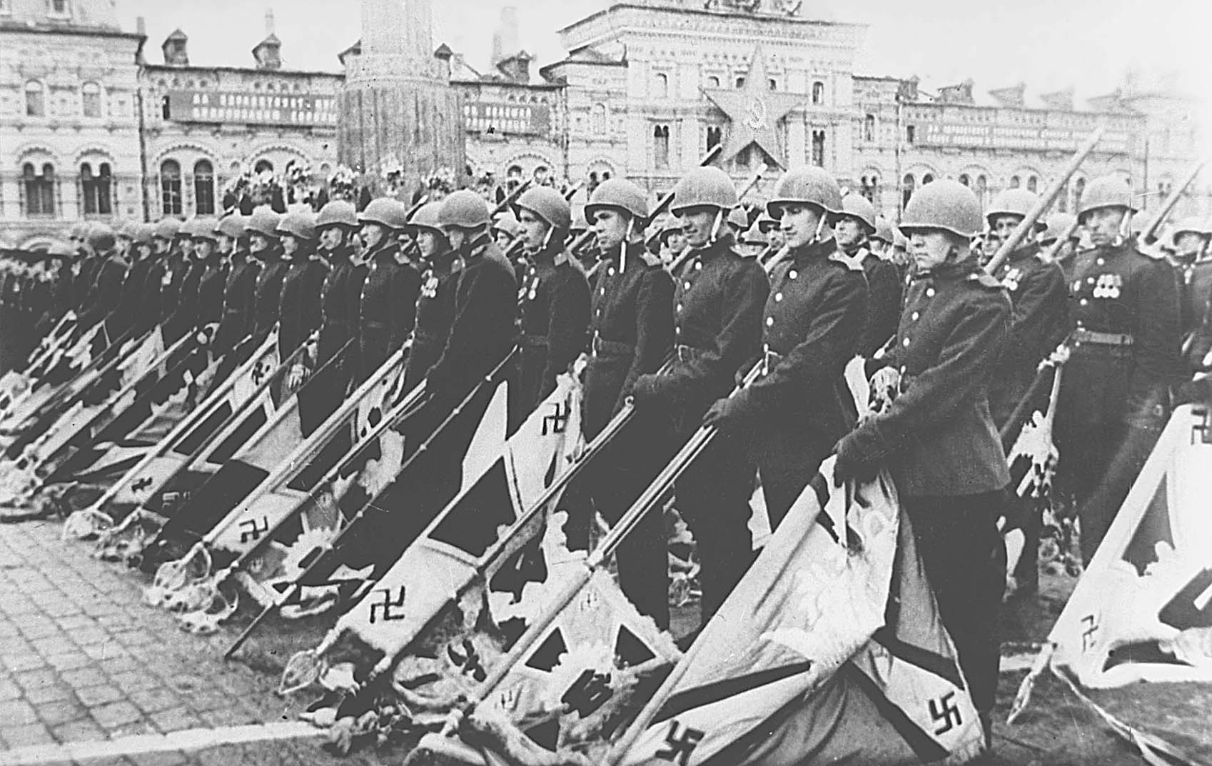 Победа над фашистской германией. Парад Победы 24 июня 1945 года. Парад Победы СССР 1945. Первый парад Победы 24 июня 1945 года на красной площади. Парад Победы 1945 Знамёна к мавзолею.