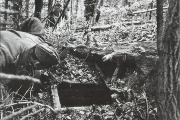 Съветски войник открива землянка на украинци в гората 1 | Светът днес